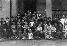 1919 Gruppenfoto mit den Hauseltern Schiller